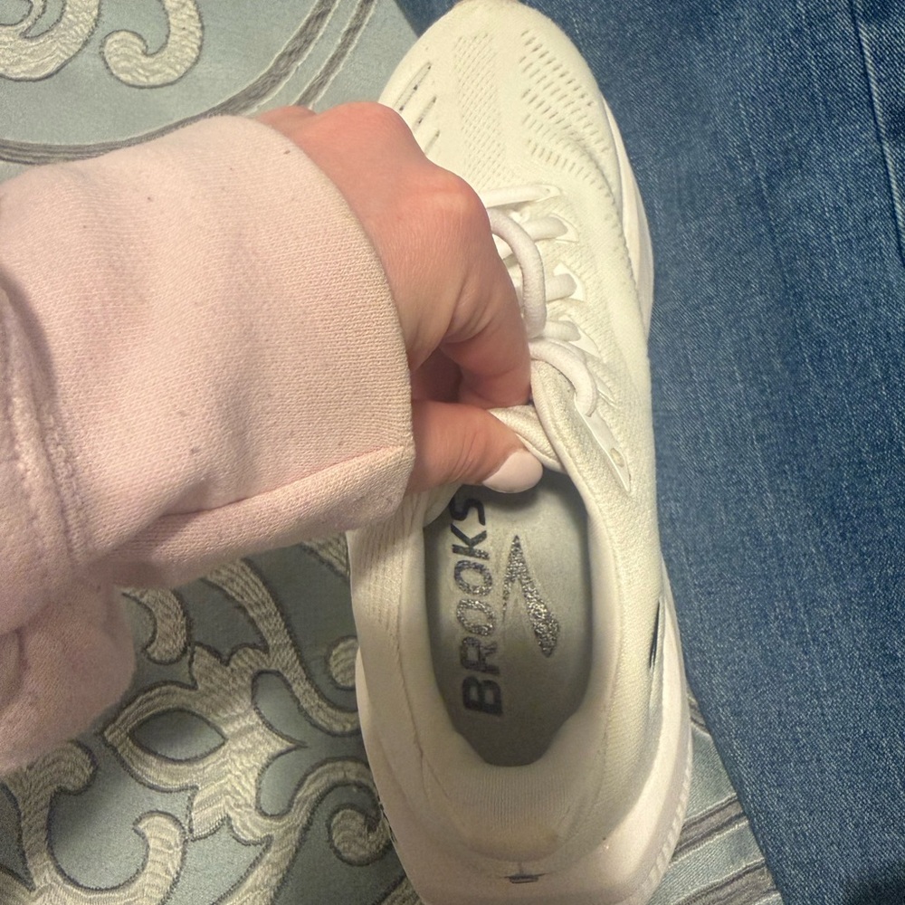 Brooks Cream Running Shoes with Black Accents - Picture 4 of 4